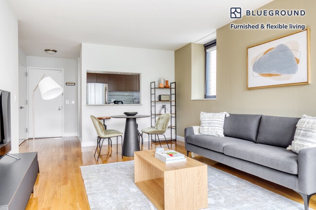 235 W 48th St in New York, NY - Foto de edificio - Building Photo