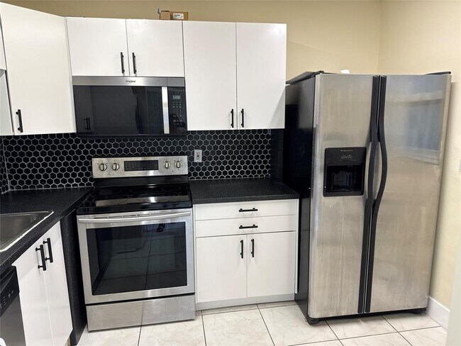 3777 NW 78th Ave, Unit 12A in Hollywood, FL - Building Photo - Building Photo