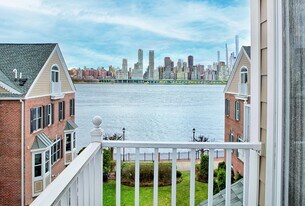 422 Newburgh Ct in West New York, NJ - Building Photo
