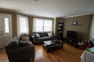 104 Howard St, Unit 2 in Waltham, MA - Building Photo - Building Photo