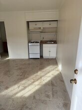 1445 E Woodbury Rd in Pasadena, CA - Foto de edificio - Building Photo