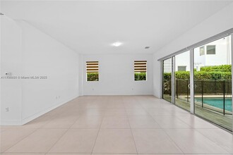 10067 NW 75th Terrace in Doral, FL - Building Photo - Building Photo