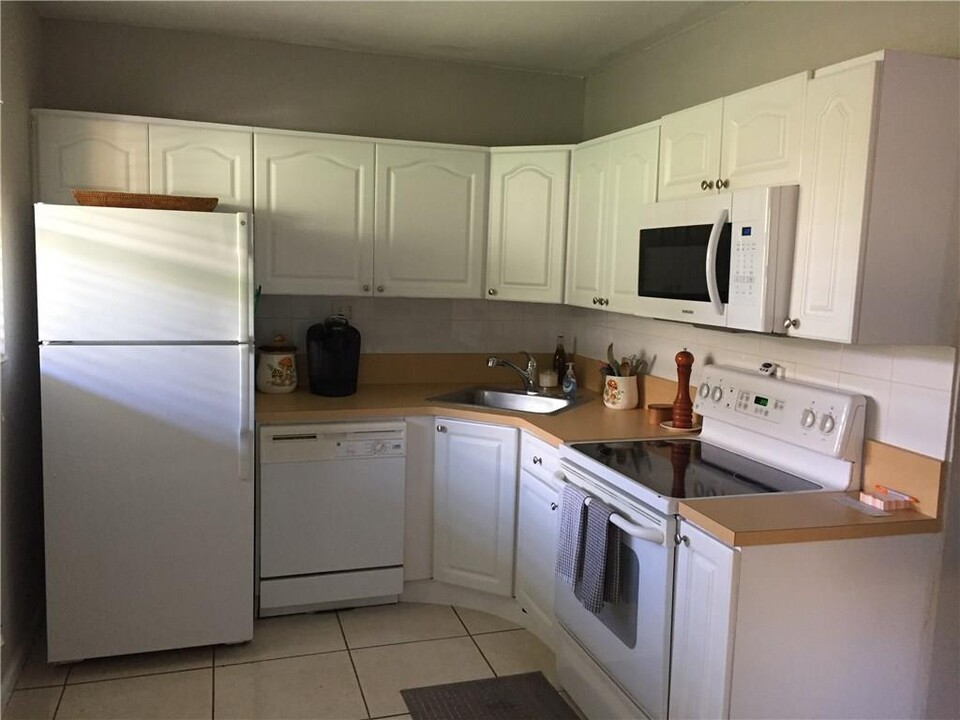 2741 NE 8th Ave, Unit 14 in Wilton Manors, FL - Building Photo