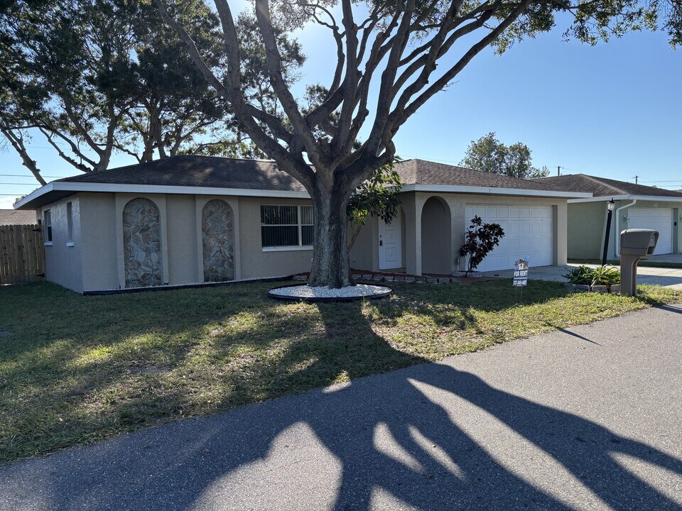 10337 113th St in Largo, FL - Building Photo