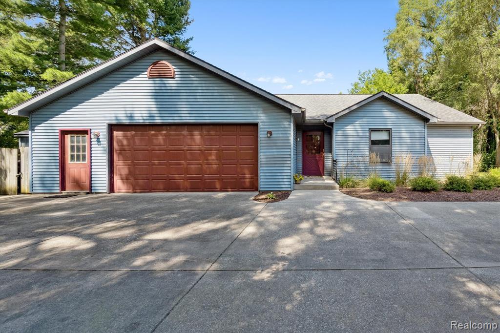10419 Maple Rd in Hartland, MI - Building Photo