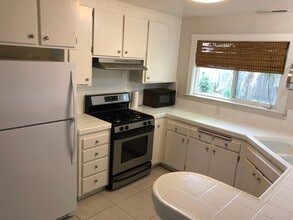 304 Dechene Ave in Sonoma, CA - Foto de edificio - Building Photo