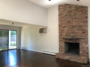 39 B S Norwood Rd in Sands Point, NY - Building Photo - Building Photo