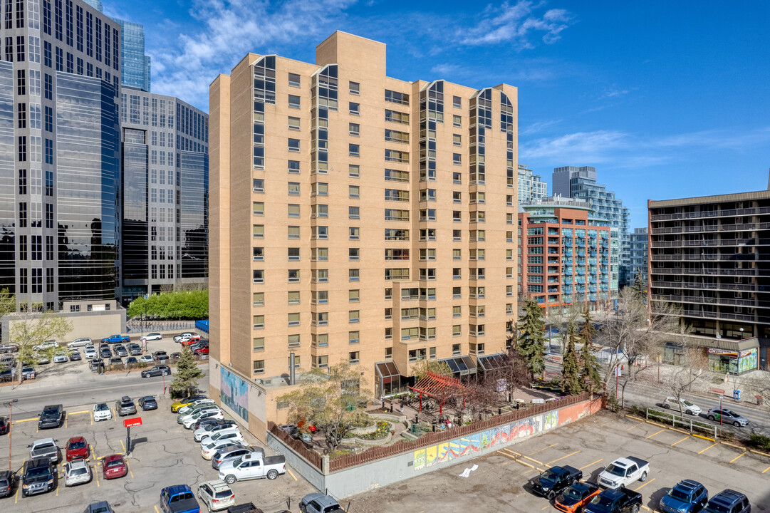 Wai Kwan Manor in Calgary, AB - Building Photo