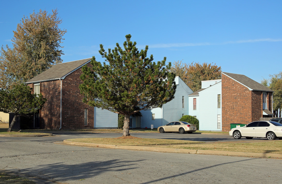 Townhouse Apartments in Broken Arrow, OK - Building Photo