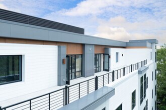 44 Springside in Arlington, NY - Foto de edificio - Building Photo