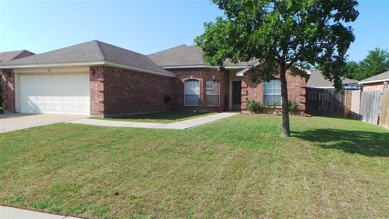 512 Asbury Dr in Saginaw, TX - Building Photo