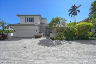 660 14th Ave S in Naples, FL - Foto de edificio - Building Photo