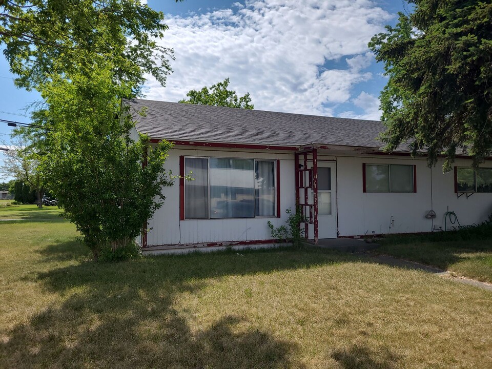 1200-1202 Vandenburg Ave in Moses Lake, WA - Foto de edificio