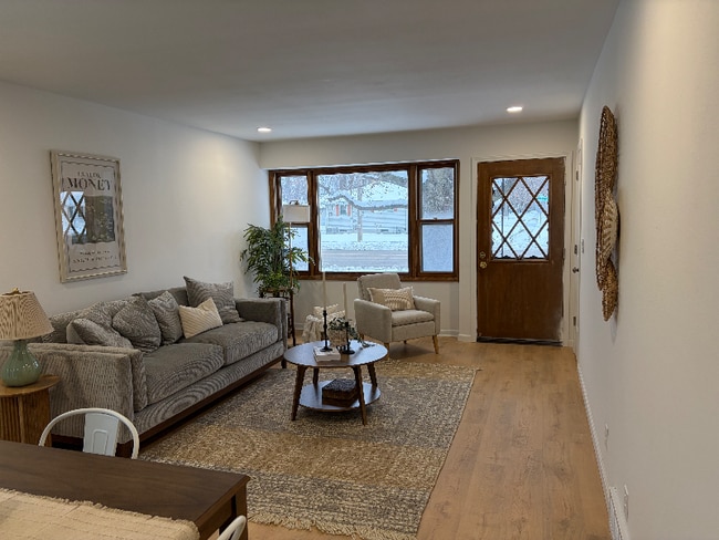 1524 Pewaukee Rd in Waukesha, WI - Foto de edificio - Building Photo