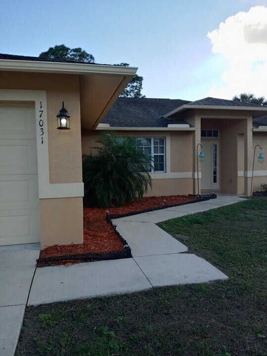 17031 Hillsborough Blvd in Port Charlotte, FL - Building Photo