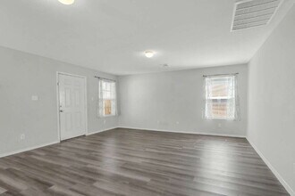 5950 Lady Ln in San Antonio, TX - Building Photo - Building Photo