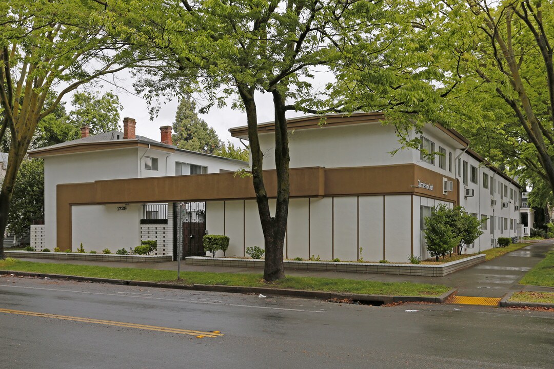 Dorchester Court in Sacramento, CA - Foto de edificio