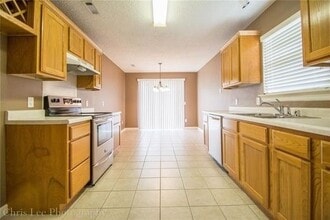 1028 S Eastview Dr in Fayetteville, AR - Building Photo - Building Photo