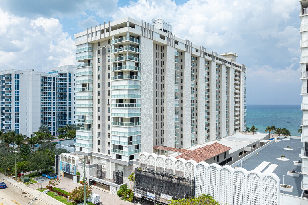 Pompano Atlantis Condominiums in Pompano Beach, FL - Foto de edificio