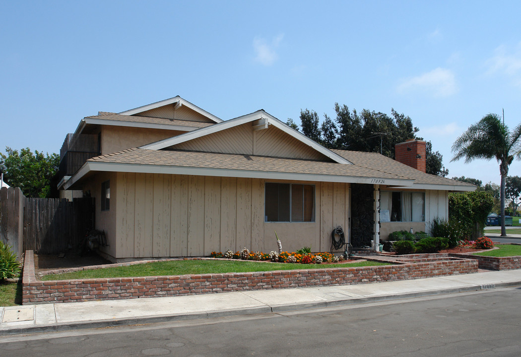 17092 Grove Cir in Huntington Beach, CA - Building Photo