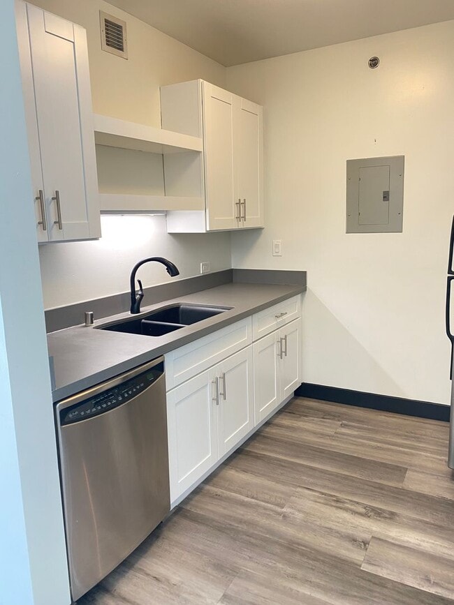 property at 425 W Beech St