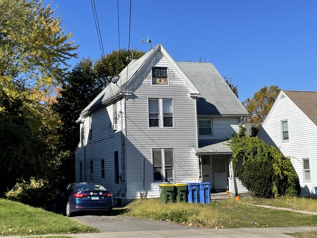 1108 W Main St in Waterbury, CT - Building Photo - Building Photo