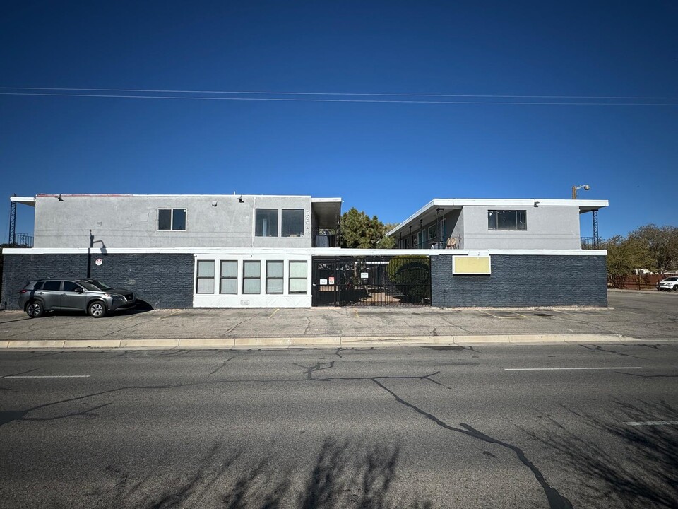 5915 Gibson Blvd SE, Unit 211 in Albuquerque, NM - Foto de edificio