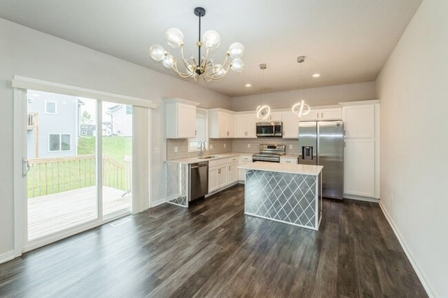 16619 Oakwood Dr in Urbandale, IA - Building Photo - Building Photo