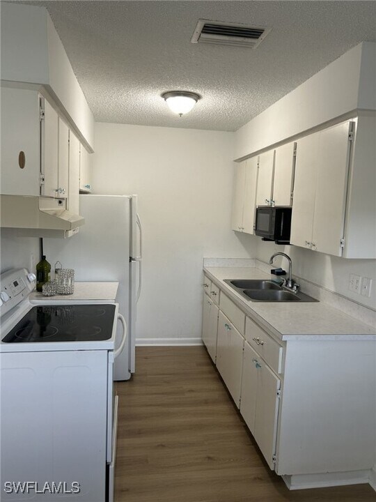 1124 Highlands Dr in Naples, FL - Building Photo