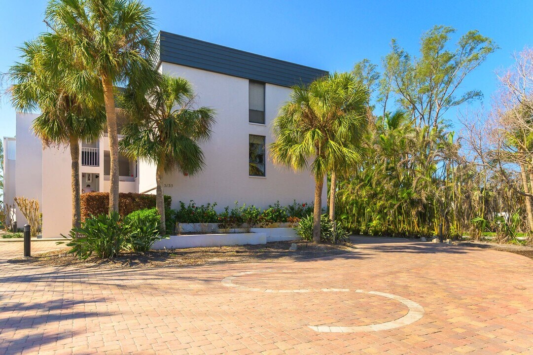 5135 Gulf of Mexico Dr in Longboat Key, FL - Building Photo