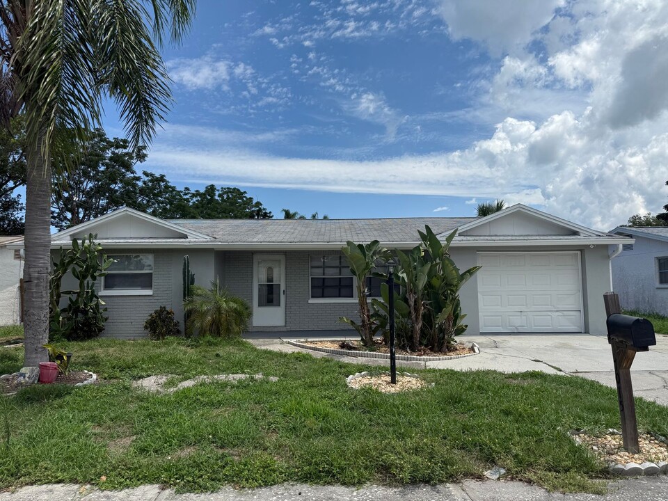 7015 Mayfield Dr in Port Richey, FL - Building Photo