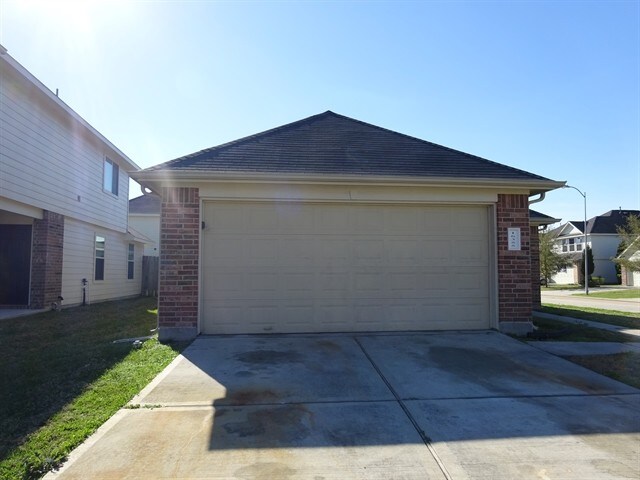 16355 Royal Fort Ln in Houston, TX - Foto de edificio