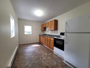 302 W Main St in Grove City, PA - Building Photo - Building Photo