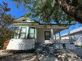 825 W Russell Pl in San Antonio, TX - Building Photo
