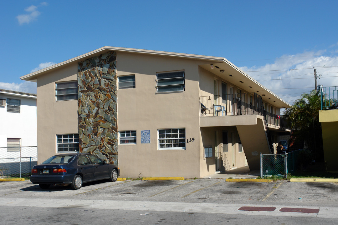 135 W 28th St in Hialeah, FL - Building Photo