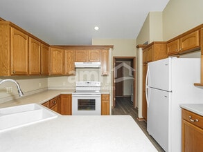 338 Ponderosa Dr in Hartford, WI - Foto de edificio - Building Photo