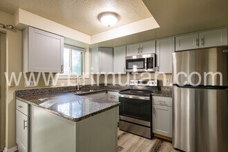 3564 E 7800 S in Cottonwood Heights, UT - Foto de edificio - Building Photo