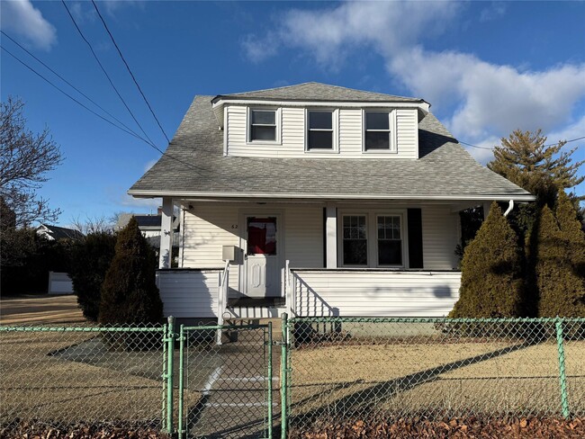 62 Willoughby Ave in Hicksville, NY - Building Photo - Building Photo