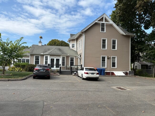 687 Broad St in Meriden, CT - Building Photo - Building Photo