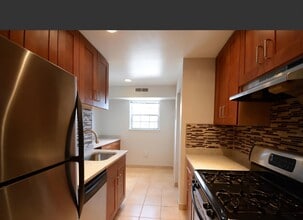 5925 Quantrell Ave, Unit 204 in Alexandria, VA - Building Photo - Building Photo