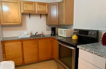 27 Frederic St, Unit A in Portland, ME - Foto de edificio - Building Photo