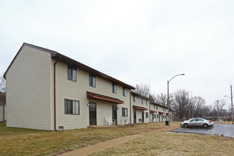 Township Village Apartments in East Alton, IL - Foto de edificio - Building Photo