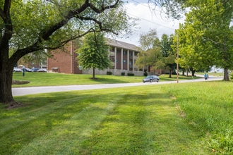 Wilshire Apartments in Liberty, MO - Foto de edificio - Building Photo