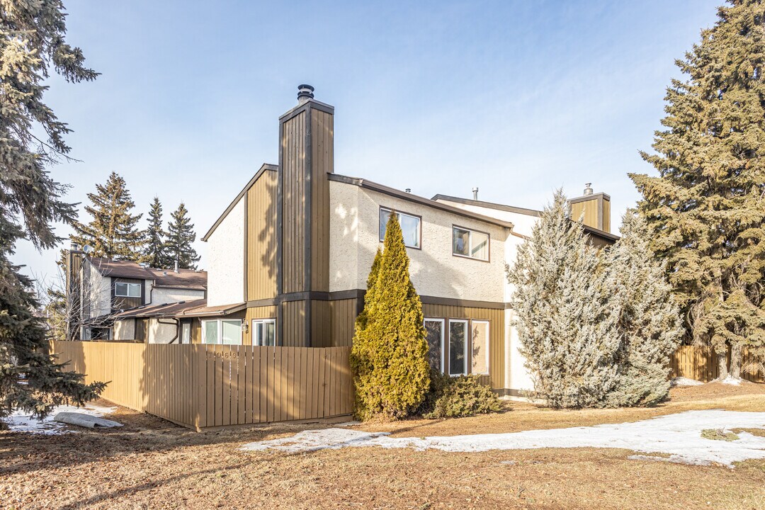 7053 32 Ave NW in Edmonton, AB - Building Photo
