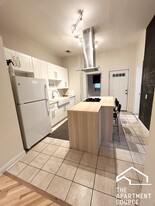 2554 W Cortland St, Unit 2 Apartamentos