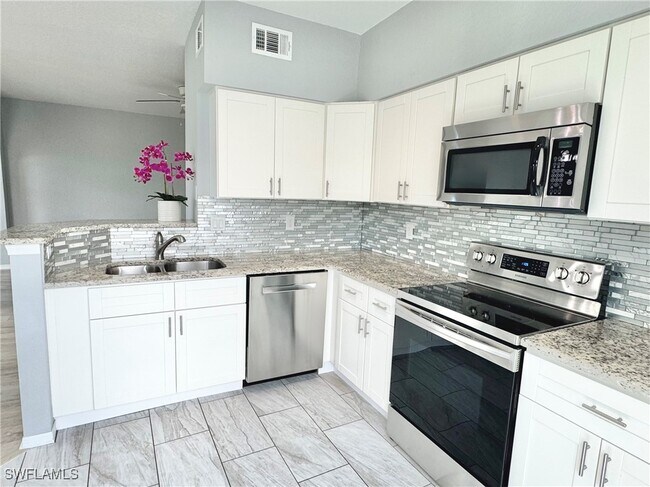 23520 Walden Center Dr in Bonita Springs, FL - Building Photo - Building Photo