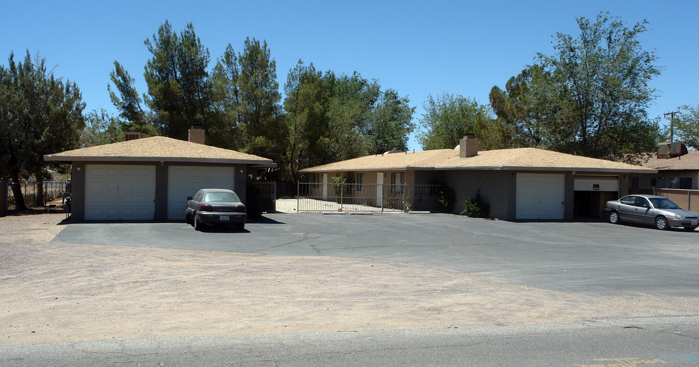 20411 Zuni Rd in Apple Valley, CA - Foto de edificio