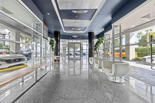 1402 Brickell Bay Dr in Miami, FL - Foto de edificio - Building Photo