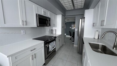 18071 Biscayne Blvd in Aventura, FL - Foto de edificio - Building Photo