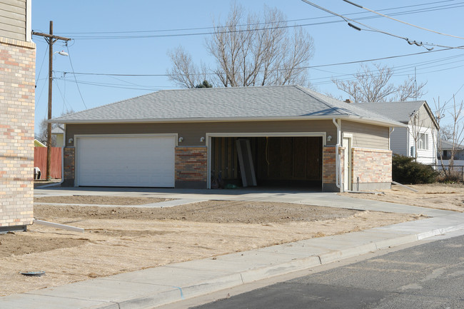 6110 Holly St in Commerce City, CO - Building Photo - Building Photo